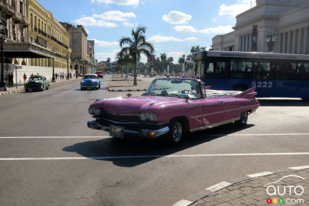 You will see a number 1959 Cadillac pink convertibles in Cuba, some of them original, others with a cut-out roof. In the case of this one, it's more like a limousine version that has become a convertible... in rather dubious condition!